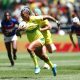 L'Australienne Ellia Green s'éloigne de la défense française pour un essai en demi-finale de la Coupe, le troisième jour du HSBC Cape Town Sevens 2019, le 15 décembre 2019