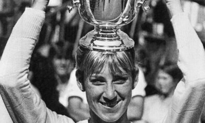 L'Américaine Chris Evert-Lloyd brandit le 9 novembre 1982 le trophée qu'elle a gagné après son match de finale de l'US Open contre Martina Navratilova à Flushing Meadows.