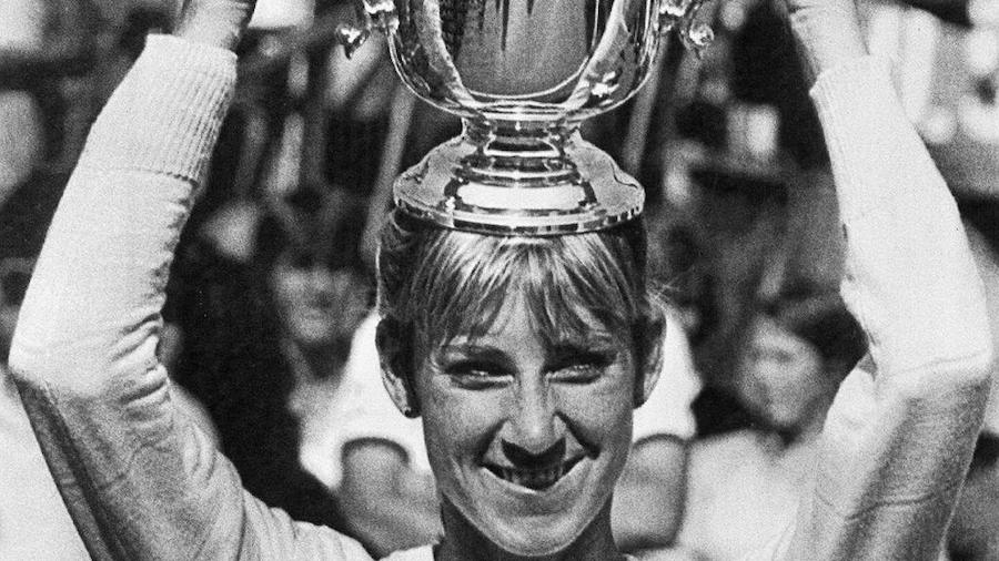 L'Américaine Chris Evert-Lloyd brandit le 9 novembre 1982 le trophée qu'elle a gagné après son match de finale de l'US Open contre Martina Navratilova à Flushing Meadows.